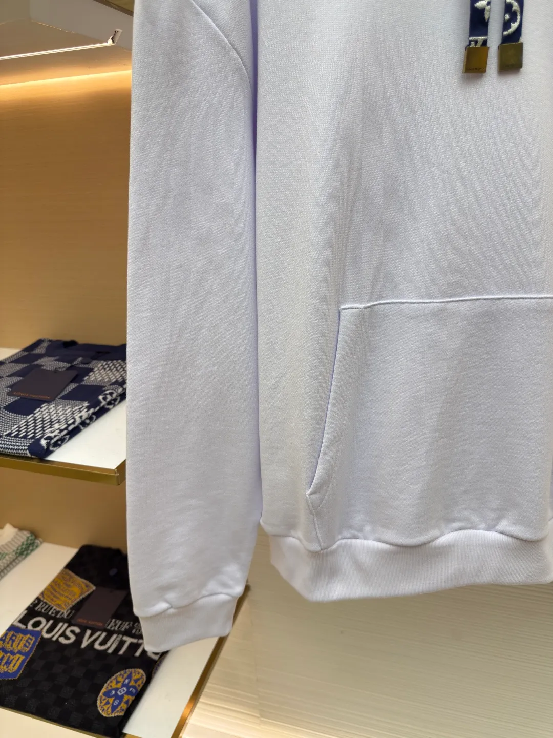 LOUIS VUITTON small logo hooded sweatshirt ●Authentic product: Purchased and developed by 10989 ●Item number: 1680307-A65 ●Fabric: pure cotton fabric ●Technology: jacquard production ●Version: fitted version ●Weight: about 850 grams ●Size: S-M-L-XL ●Description: Using pure cotton yarn for weaving, special weaving and finishing techniques are used. In addition, the production process of scale base fabric is relatively complicated and requires multiple processes to complete. The printing process combines the bright colors of glue printing with the characteristics of high-density elastic materials, allowing the printed pattern to better adapt to the expansion and contraction of the fabric. The hot brick process refers to the technology of fixing hot diamonds on clothing fabrics through high-temperature ironing, adding a unique visual effect. Accurately mark the location of the ironing tile pattern to ensure precision when ironing. Same style for men and women!